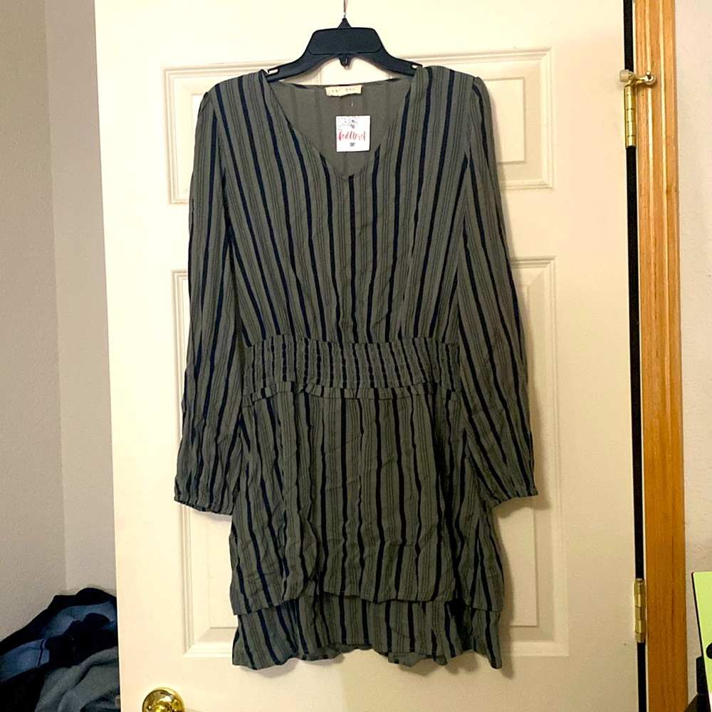 Super cute knee length dress! Size large!